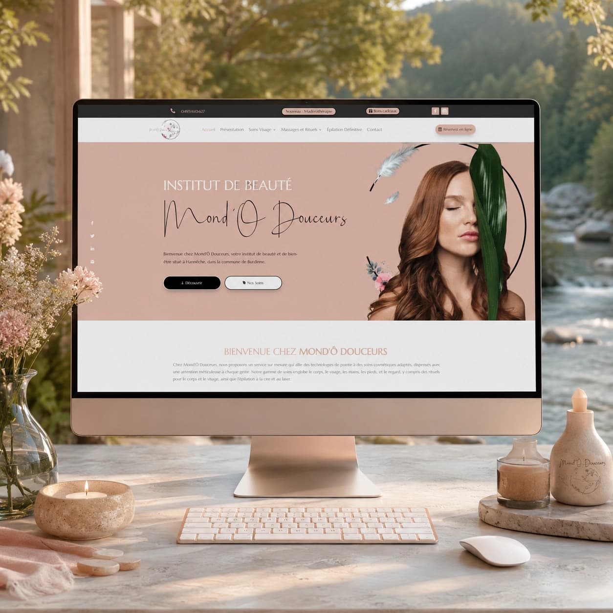 Mockup du site Mond'Ô Douceurs sur iMac dans une mise en scène bien-être avec fleurs et bougies
